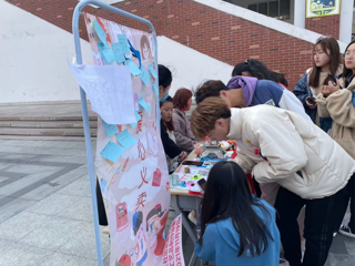 教育学院手工艺品制作协会爱心义卖活动